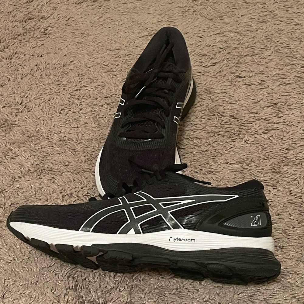 ASICS black and white gel-nimbus 21.
